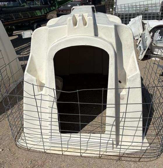 AGRI-Plastics Calf Hutch w/ Fence & 2 Pails image