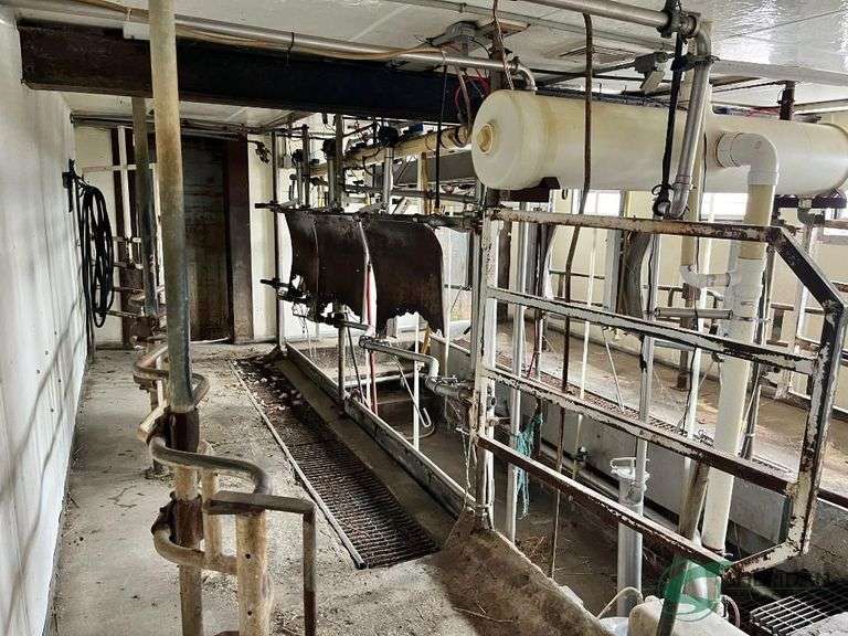 Double 4 Milking Parlor with Boumatic Take Offs image