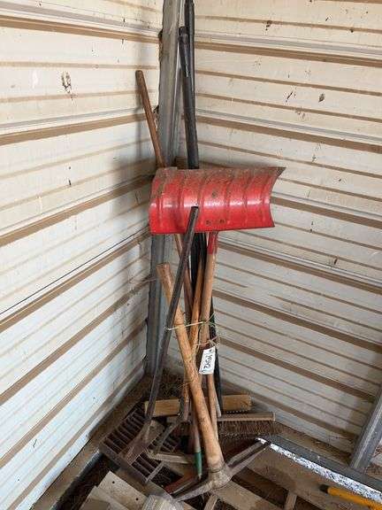 Misc. bundle of garden tools, bldg:green image