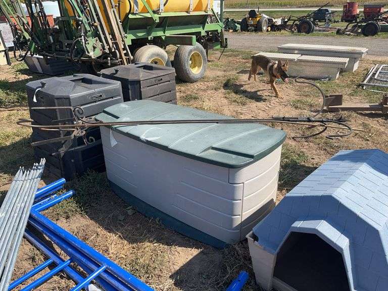 Rubbermaid storage bin & (2) shepherd hooks, row:5 image