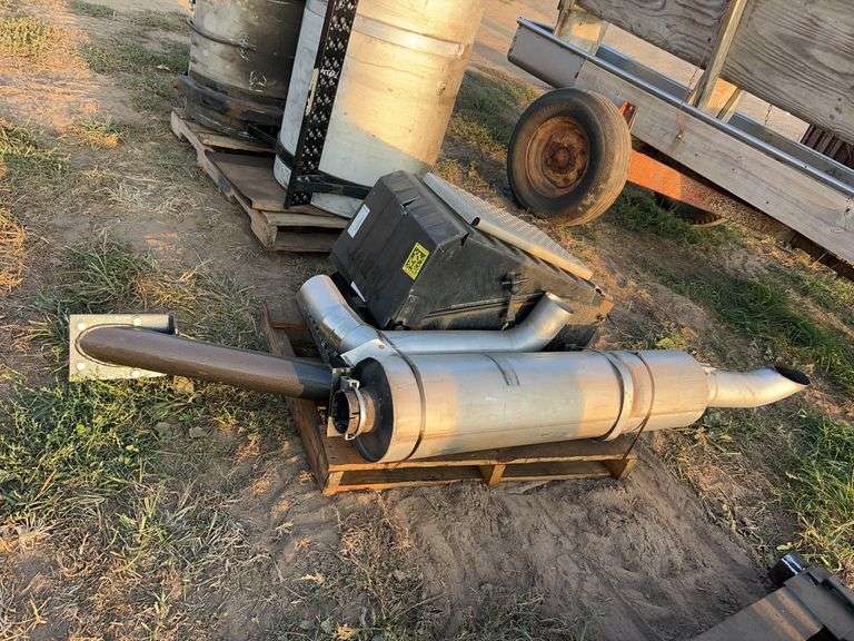 International truck vertical exhaust stack & battery box, row:7 image