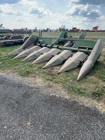 6 row JD corn head. row: 2 image