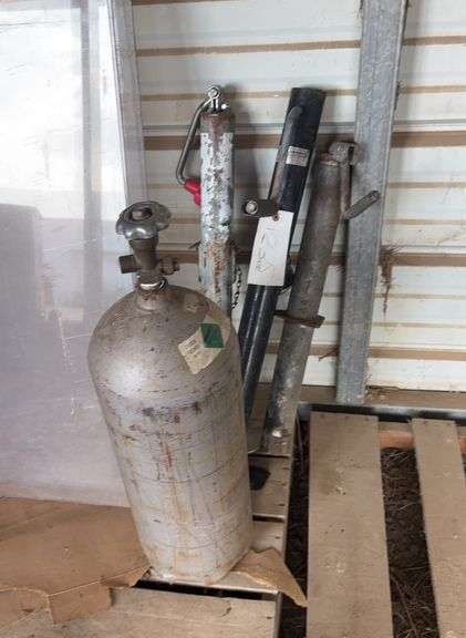 (3) Trailer equipment jacks & Carbon dioxide welding bottle, bldg:green image