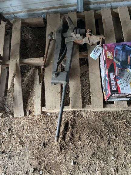 blacksmith vise, bldg:locked image