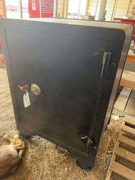 Old safe, M, bldg:green image