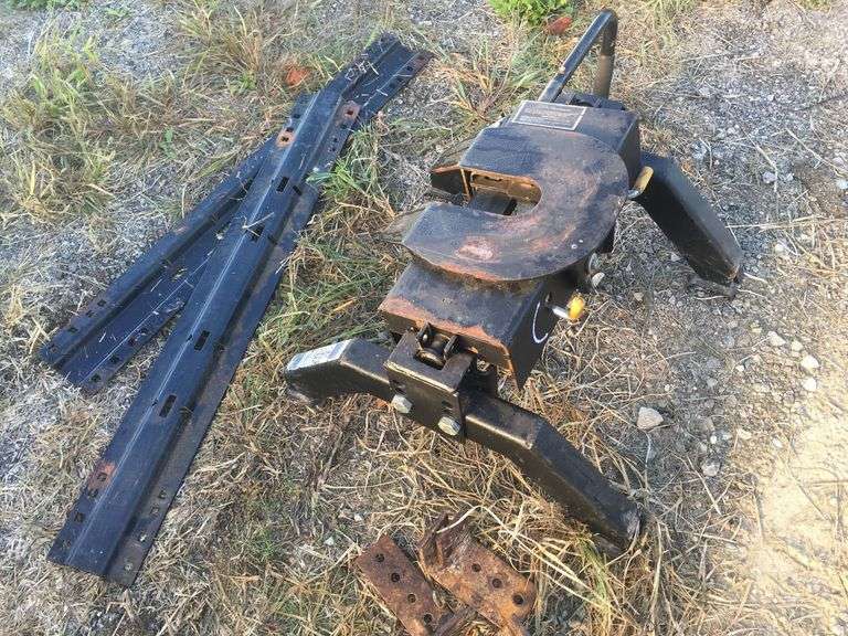 5th Wheel Hitch w/ Mounting Rails image