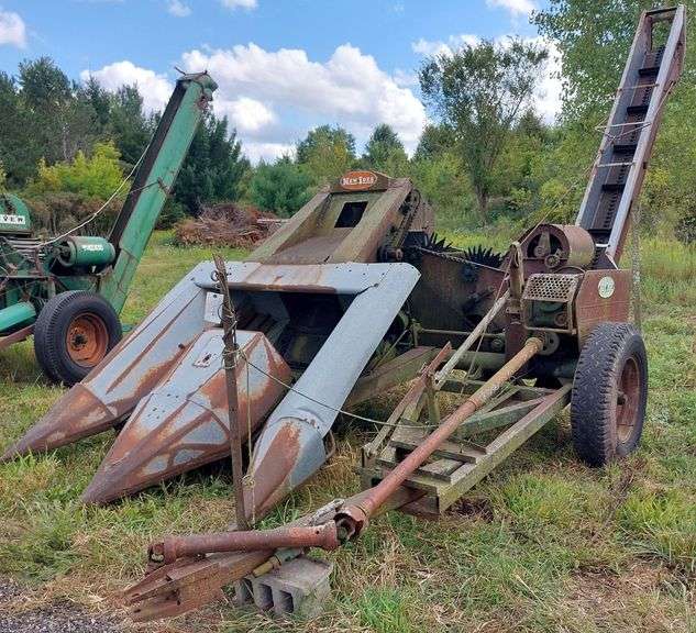 New Idea 2 Row Corn Picker image