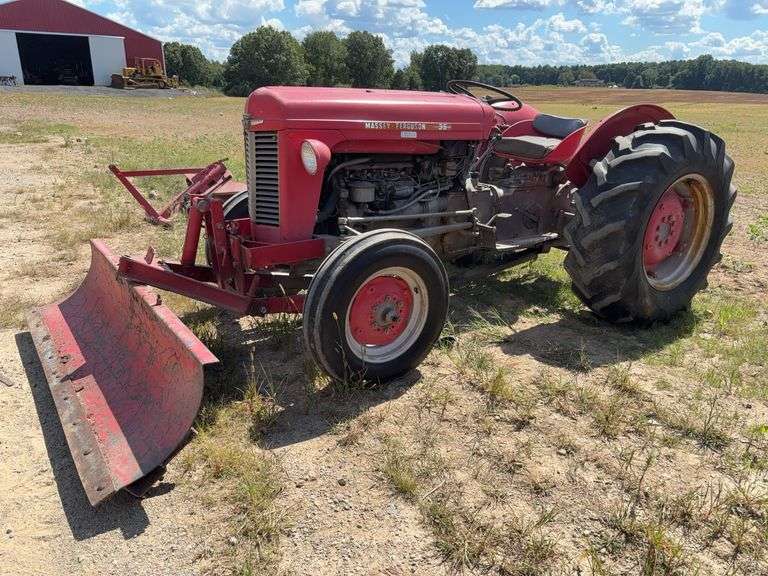1963 Massey Ferguson 35 Deluxe with front push blade image