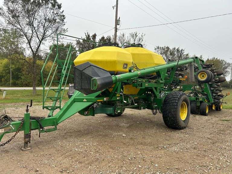 John Deere 1850 Air Seeder w/ John Deere 1900 Air Cart w/ Auger image