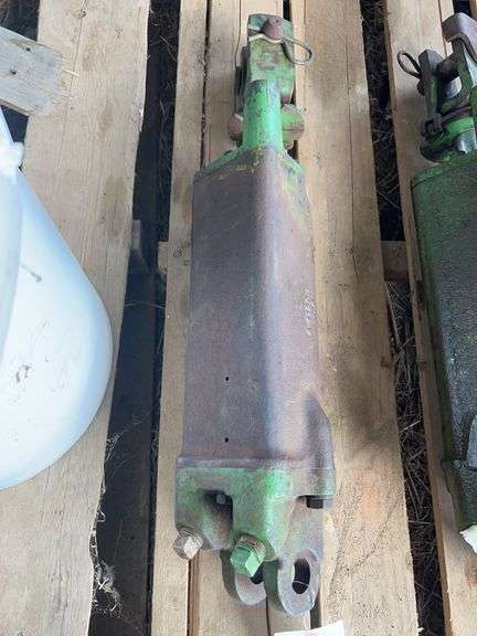 John Deere hydraulic cylinder, bldg:green image