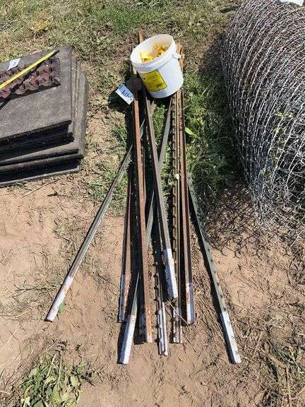 (10) T-post & bucket of insulators, row:4 image