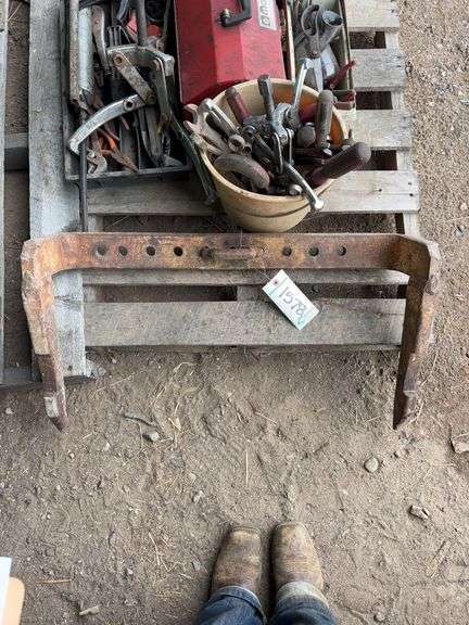 International fast hitch, bldg:green image