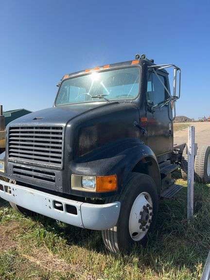 1992 International 8100, K & M, row:1 image