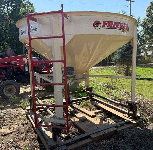 Friesen Seed Hopper w/ Scales image