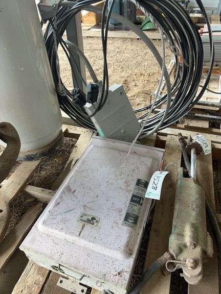 Heavy duty transfer switch 100' of triplex with service drop, bldg:green image