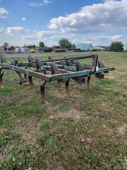 John Deere 1610 chisel plow 10 shank, row:3 image