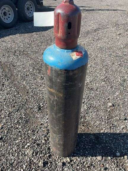 Acetylene tank with gas image