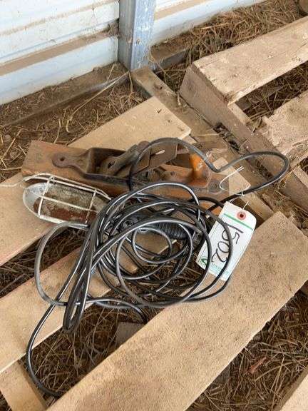 Antique wood plain & trouble light, bldg:green image