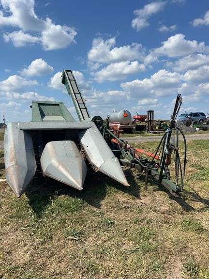 New Idea 2 row corn picker, row:3 image