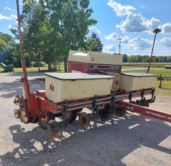 International 800 Cyclone Planter image