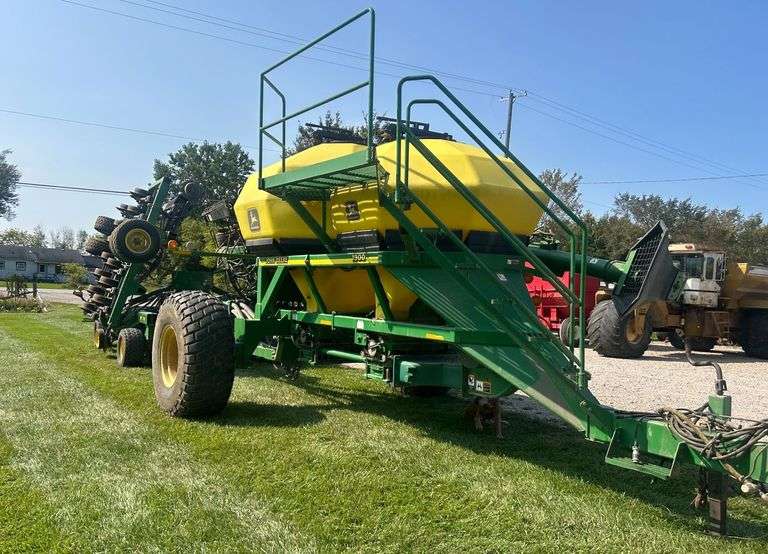 John Deere 1850 Air Seeder w/ John Deere 1900 Air Cart image