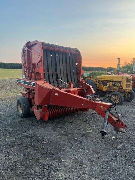 International 2400 Round Baler image