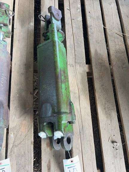 John Deere Hydraulic cylinder, bldg:green image