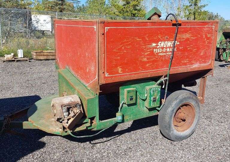 SNOWCO Feed-O-Matic Mixing Wagon image
