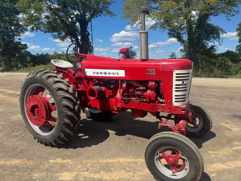 1957 Farmall 450 diesel tractor, wide front image