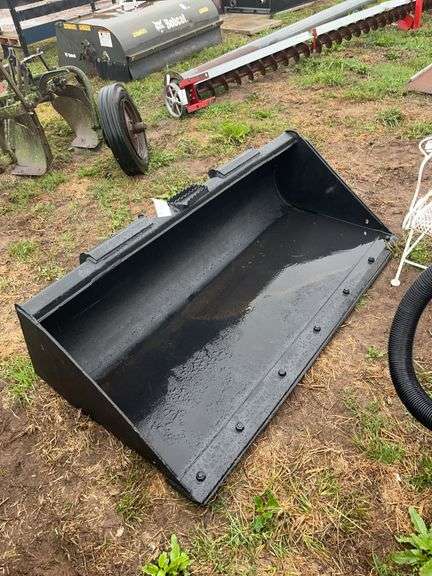 2018 John Deere 72" skid steer bucket quick attach, row:8 image