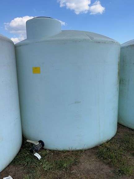 2500 gallon fertilizer tanks with valves, row:4 image