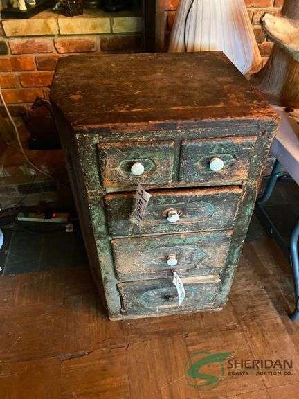 Vintage dresser  no contents image