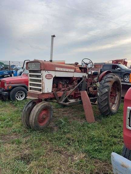 Farmall 460 with loader, row:1 image