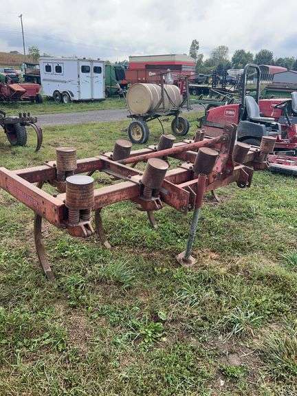 Massey Ferguson 3 pt chisel plow, row:3 image