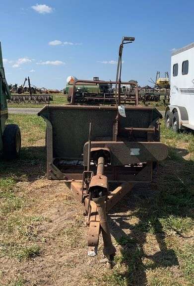 New Idea Manure spreader model #19, row:2 image
