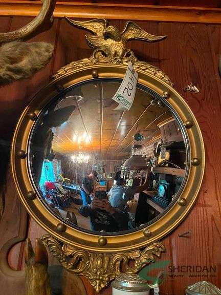 Wall mount mirror image