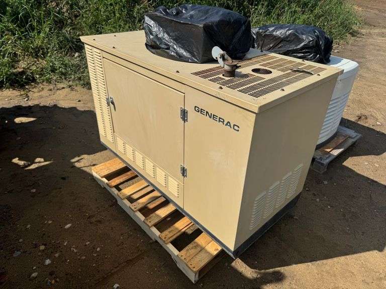 Generac 25kw Automatic generator, L/P or Nat Gas, 875 hours, cons with Automatic Transfer Switch image