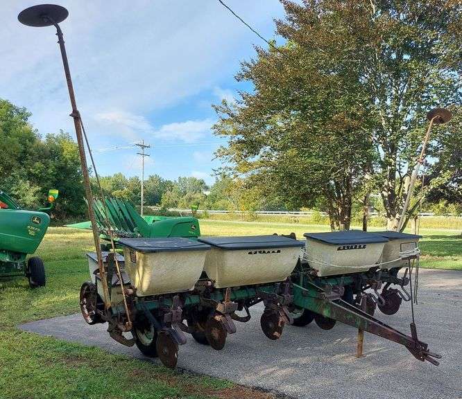Oliver 6 Row Planter image