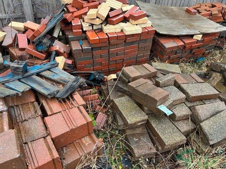 Numerous assorted pallets of brick and block buyer must take all and load image