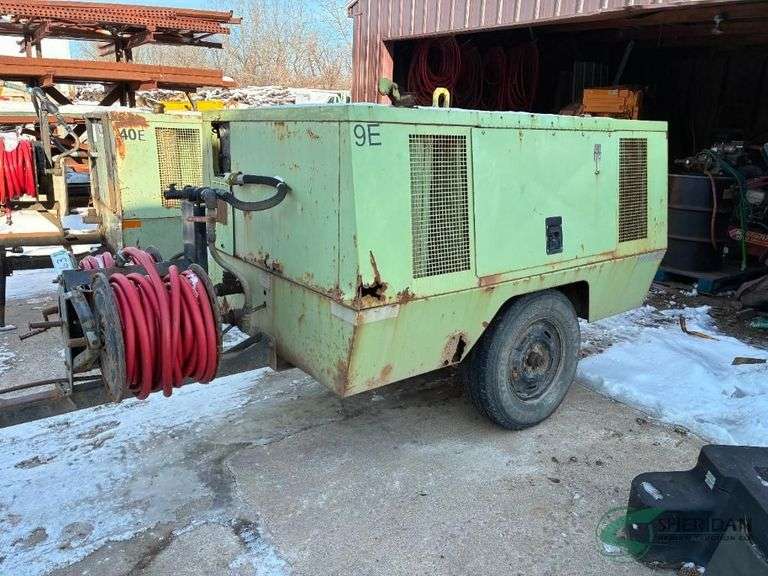 Sullair 185 Air Compressor with hoses showing 2825 hours image