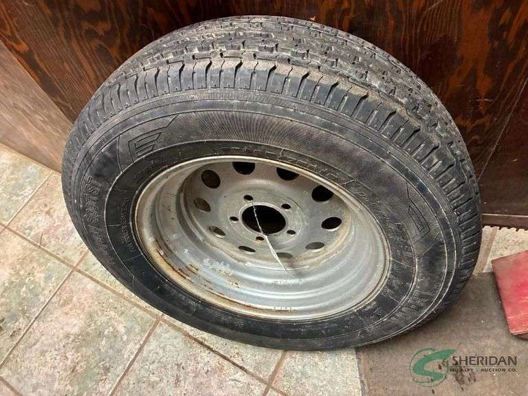 205/75R15 tire on rim image