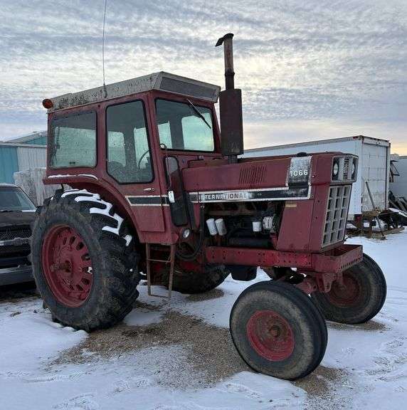 International 1066 Tractor image