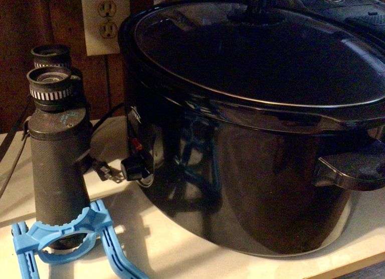 Kitchen Appliances / Binoculars (Contents on Shelves)