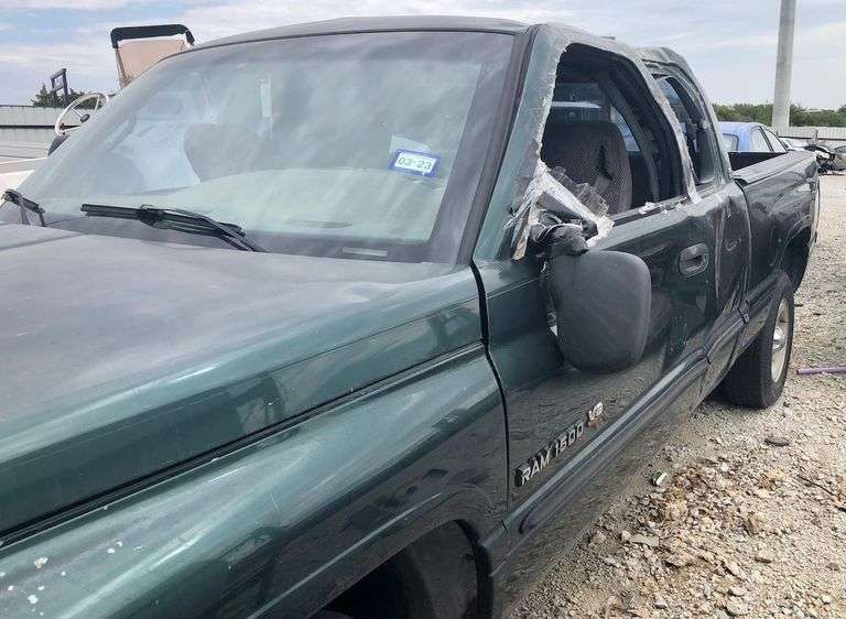 2001 Dodge 1500 - abandoned on private property * no key * storage lien