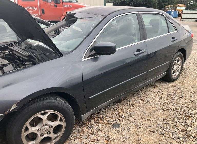 2003 Honda Accord - wrecked * good blue title * owner signed in the wrong place