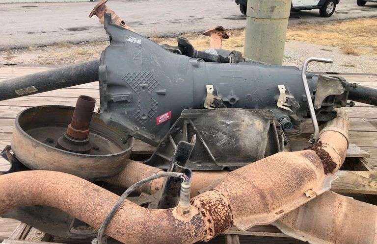 2006 Isuzu NPR - good blue title * transmission bolts fell out, transmission twisted and broke the case & also messed up the motor * Has the 6.0L gas motor from Chevy