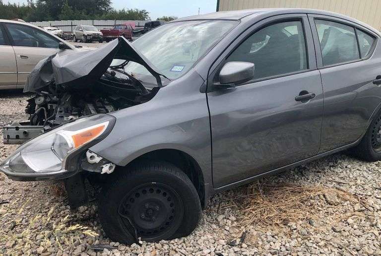 2017 Nissan Versa - wrecked into a tree * i have the key * storage lien
