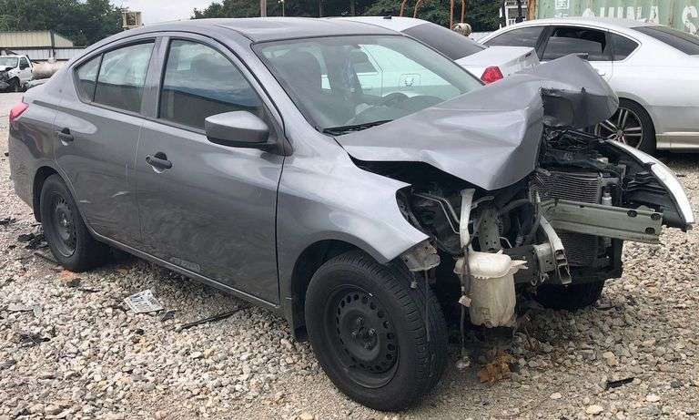 2017 Nissan Versa - wrecked into a tree * i have the key * storage lien