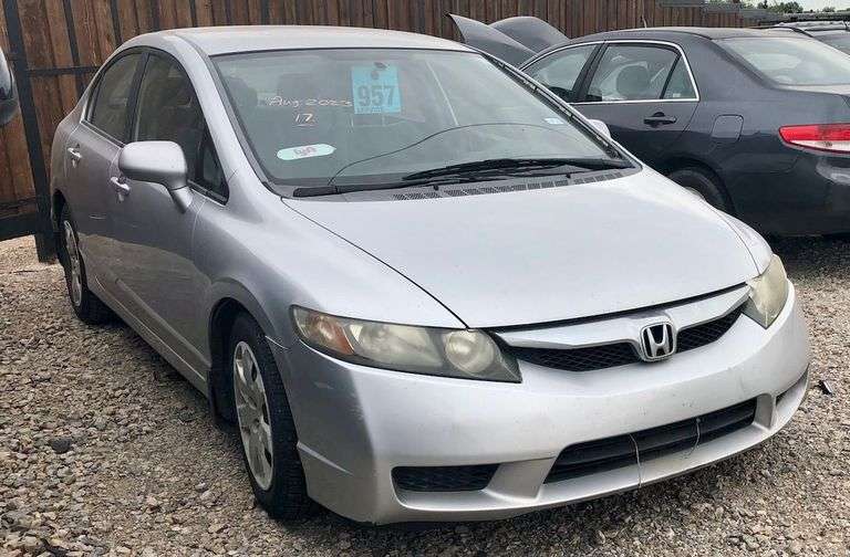 2009 Honda Civic - rebuilt salvage * has key * check engine light on * runs/drives * good blue title