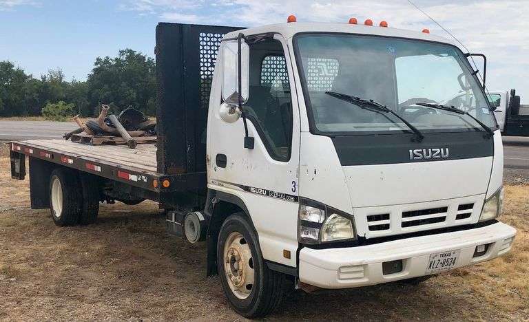 2006 Isuzu NPR - good blue title * transmission bolts fell out, transmission twisted and broke the case & also messed up the motor * Has the 6.0L gas motor from Chevy